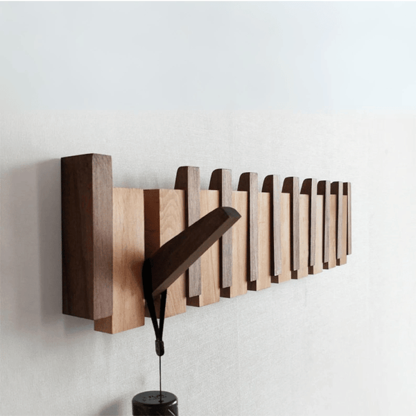 Wandgarderobe aus Holz mit ausklappbaren Haken