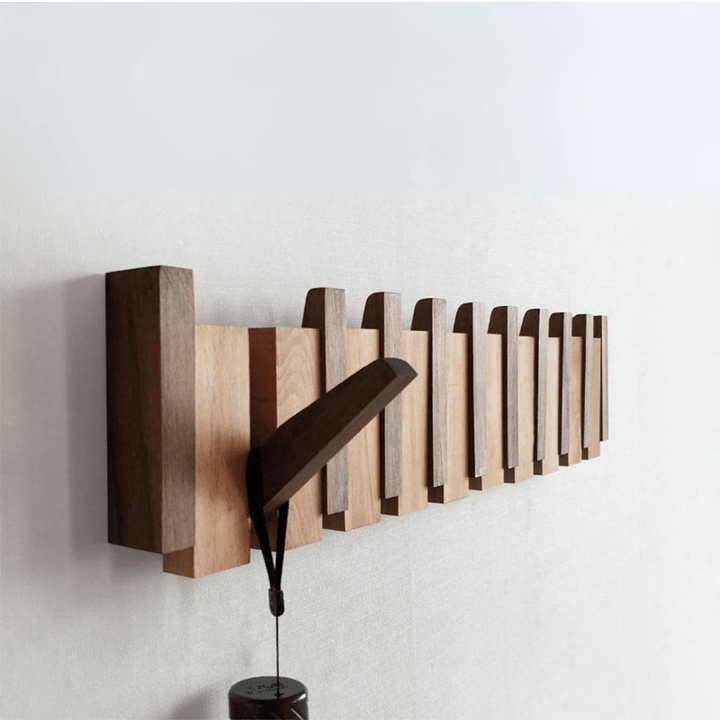 Wandgarderobe aus Holz mit ausklappbaren Haken
